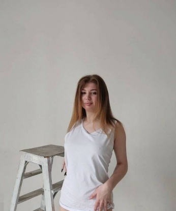 Я знаю, как творить чудеса в постели и удовлетворить все твои сокровенные желания. Мое тело подарит тебе нежность, а моя умелая ласка разожжет пламя страсти. У меня есть отличные отзывы, которые только подтверждают мой опыт и мастерство. Живу в Москве, поэтому можем встретиться у меня или в гостинице, а может быть, даже прогуляться по Москве и насладиться ее красотой. Твои фантазии - моя забота, общение со мной оставит тебе яркие впечатления. Не упусти свой шанс на истинное удовольствие! 😉🔥💕 Оксанка